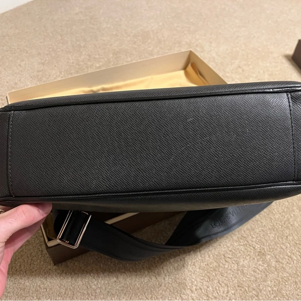 Louis Vuitton - Mens Messenger - Roman - Picture 8 of 13
